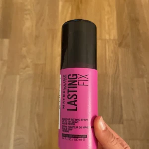 Maybelline Lasting Fix Setting Spray - Säljer en Maybelline Lasting Fix setting spray i en rosa flaska med svart lock. Sprayen ger en matt finish och hjälper sminket att hålla längre. Perfekt för att fixera din makeup hela dagen. Innehåller 100 ml.