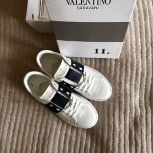 Valentino opens - Säljer nu ett par helt oanvända valentino opens, dessa skor är väldigt snygga nu till sommaren och säljs för en väldigt billig peng. Hoppas någon annan kommer att ha användning av dessa skor! Finns även blå vita skosnören! Kontakta mig vid frågor!🙋Priset är även inte hugget i sten!