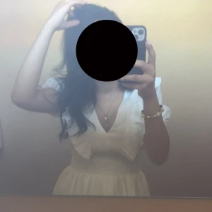 Vit volangklänning från Gina Tricot - Supersöt vit klänning från Gina Tricot med v-ringning, volangdetaljer och korta puffärmar. Smockad midja ger en fin passform och klänningen har en lätt, luftig känsla. Perfekt för sommarens alla tillfällen! Använd 2 gånger alltså som ny, skriv för fler bilder eller frågor💗