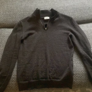 Svart halvzip-tröja från John Henric - Säljer en svart långärmad tröja från John Henric med halv dragkedja vid halsen. Tröjan har ett litet hål som syns på bild 4. Det står storlek smal men den är ungefär lite mindre än xs. Förutom hålet på bild 4 är den i bra skick. Pris kan diskuteras.