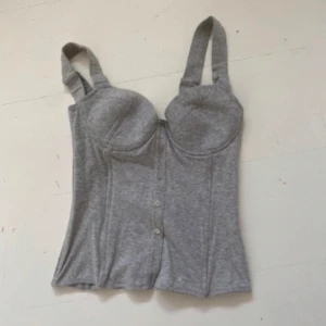Grå korsett-topp med knappar - Säljer denna gråa korsett-topp!❤️