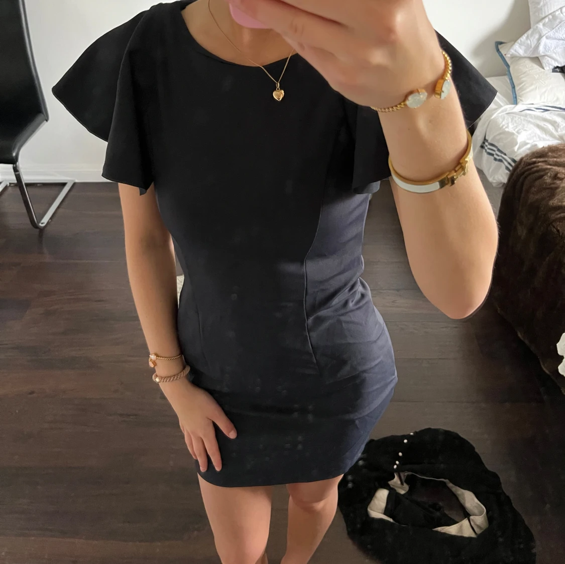 Marinblå kortklänning med volangärmar - 1