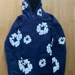 Denim Tears Hoodie mörkblå - Tja säljer min denim tears hoodie I gott skick den är använd ett fätal gänger men inget man ser pà tröjan. Hoodien har inga defekter och inga häl eller skador. Hör av er för fler bilder och funderingar Priset kan diskuteras
