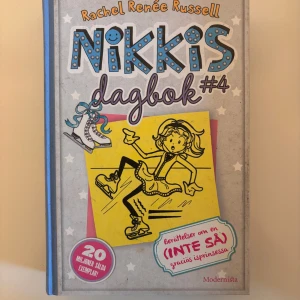 Nikkis dagbok #4 - Följ Nikki i hennes fjärde dagbok fylld av humor, pinsamheter och vardagsdrama. Perfekt för dig som gillar roliga och lättlästa böcker med illustrationer och serier. Passar unga läsare som vill ha en underhållande och igenkännbar berättelse.
