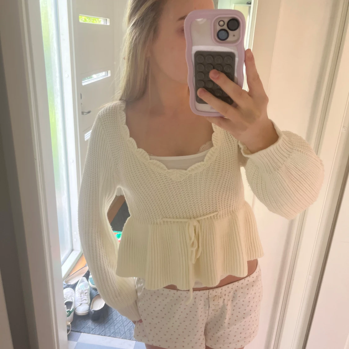 Vit stickad kofta med knytband - 1