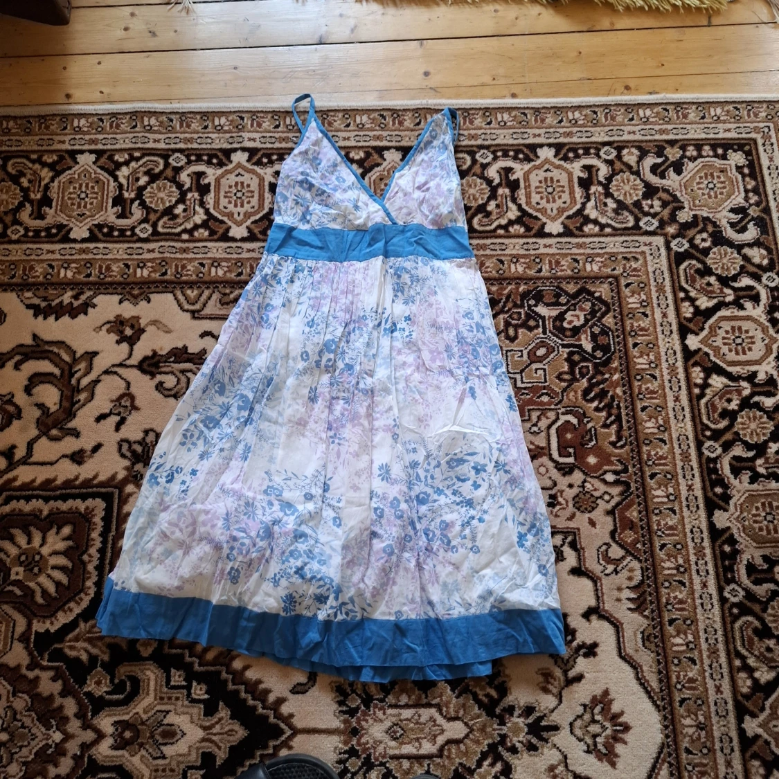 Blommig sommarklänning med blå detaljer - 1