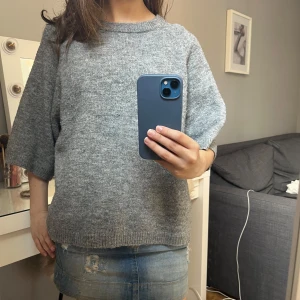 Trekvarts stickad tröja  - Säljer denna tröja från Lager 157 i storlek XS, fint skick och inga defekter. Säljer då den inte kommer till användning längre, skriv för fler bilder eller frågor! 💓