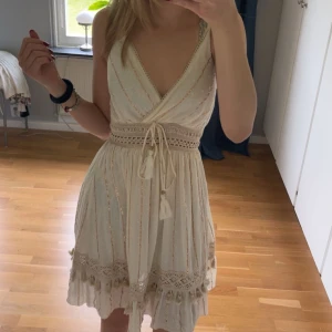 Fin sommar klänning köpt i Spanien  - Perfekt att dra över bikinin, storlek M bara använd 1 gång 🥰 köpte i Spanien förra året 