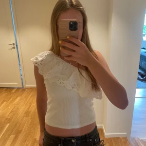 Volang topp zara - Säljer min otroligt söta volangtopp från zara i storlek 152/11-12 år🩷 