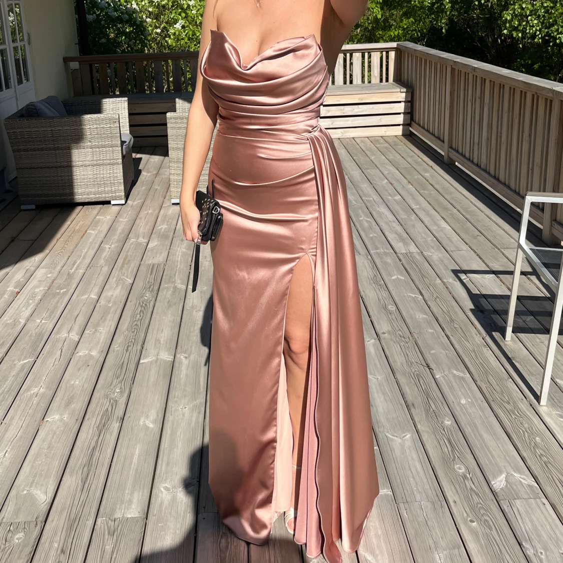 Champagnefärgad långklänning i satin - 1