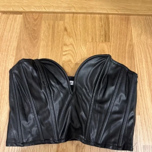Svart korsettopp  - Svart korsettopp ifrån Zara, storlek S🦋