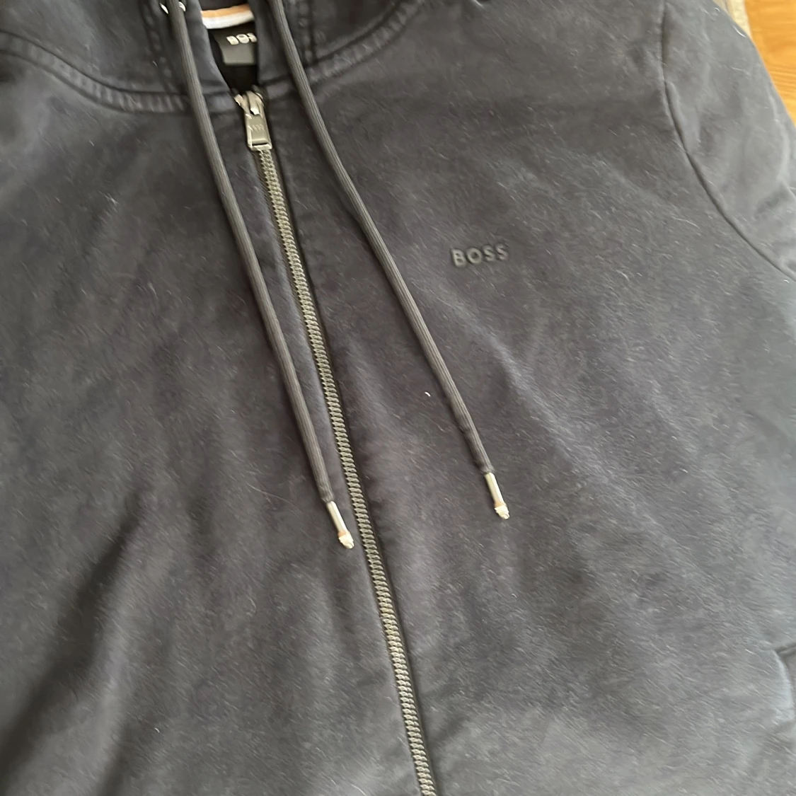 Svart hoodie från BOSS med dragkedja