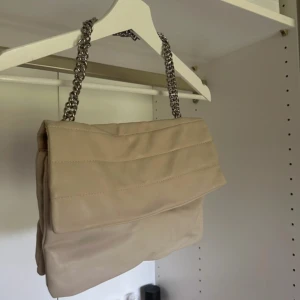 Handväska - Fin beige/benvit väska från mango🤍