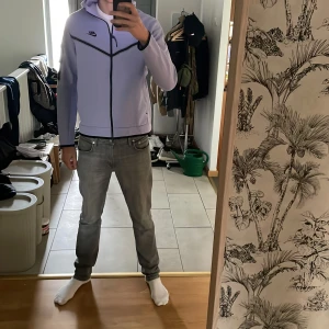 Ljuslila nike tech  - Väldigt bra skick, skulle säga färgen är ljus lilla och ljusblå 