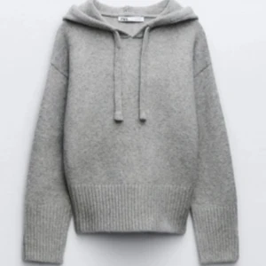 Grå stickad hoodie från ZARA - Mysig grå stickad hoodie från Zara! Användt 1 gång❣️ Kan förhandla vid snabb affär 🙌🏼