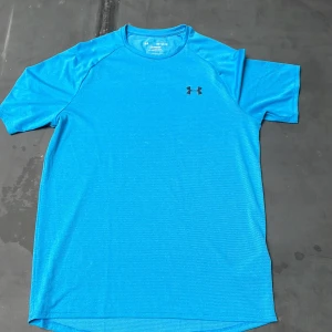 Under armour t shirt  - Ljusblå under armout t shirt 