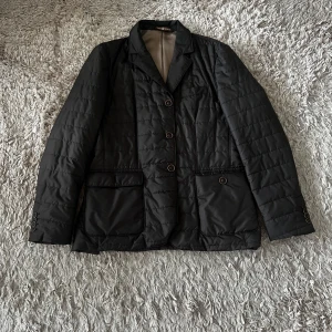 Morris jacka - Säljer en jättesnygg ovanlig vintage quiltad jacka från Morris Heritage i väldigt bra skick. Står inte i vilken storlek men jag skulle säga M/L. Perfekt nu inför sommaren/hösten. DM för fler bilder eller frågor!