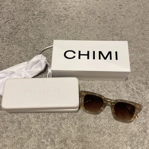 Beigea CHIMI solglasögon - Snygga solglasögon från CHIMI i en transparent beige färg med fyrkantig form och bruna tonade glas. Kommer med originalfodral och påse. Nyskick utan defekter. Modellen heter 04 ecru! Hör gärna av er💞💞