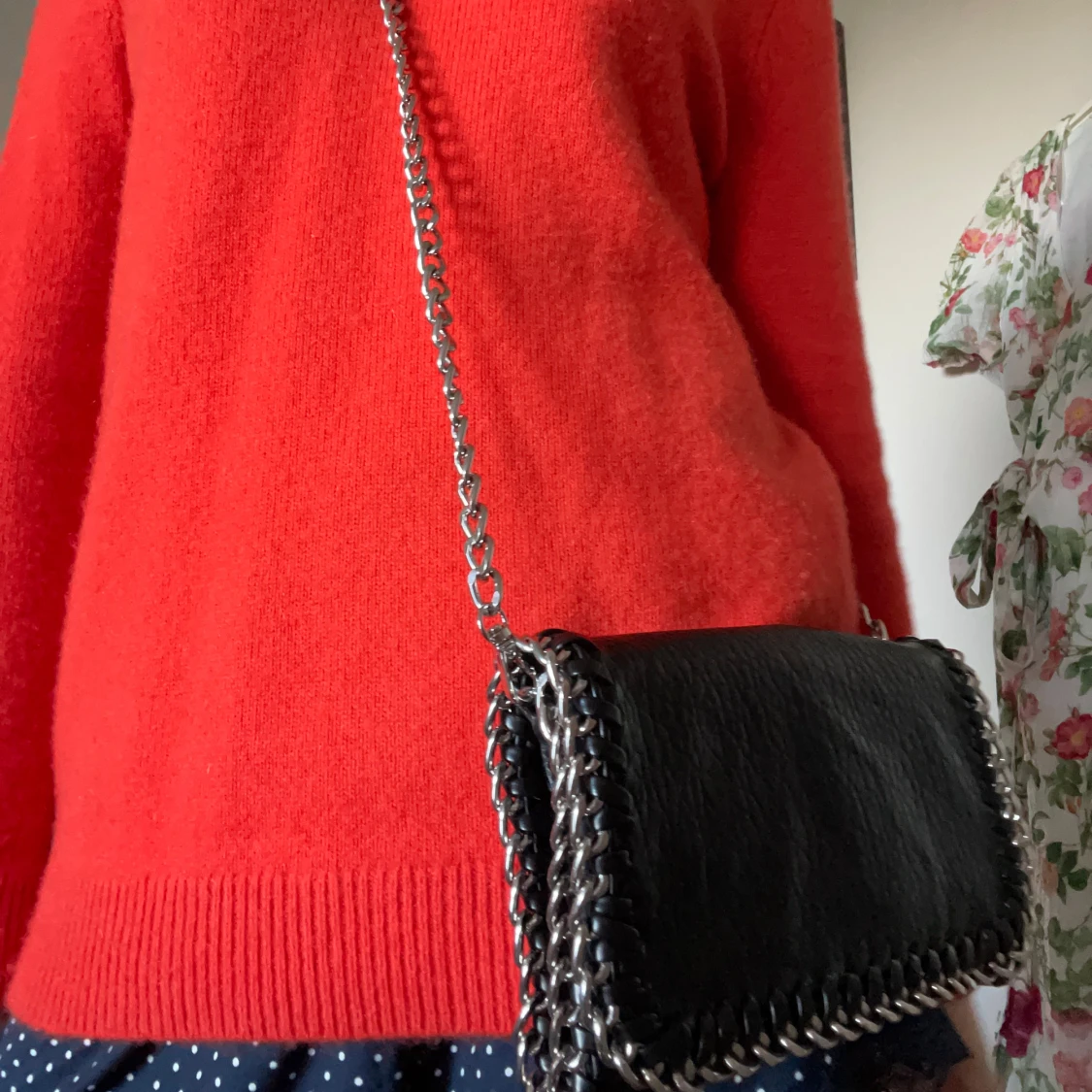 Svart axelväska med kedja från Tiamo - 1