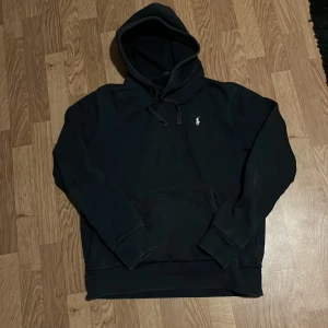 Hoodie från Polo Ralph Lauren - Klassisk mörkblå hoodie från Polo Ralph Lauren med liten broderad logga på bröstet. Perfekt för en avslappnad och stilren look. Kostar 2 295kr ny 