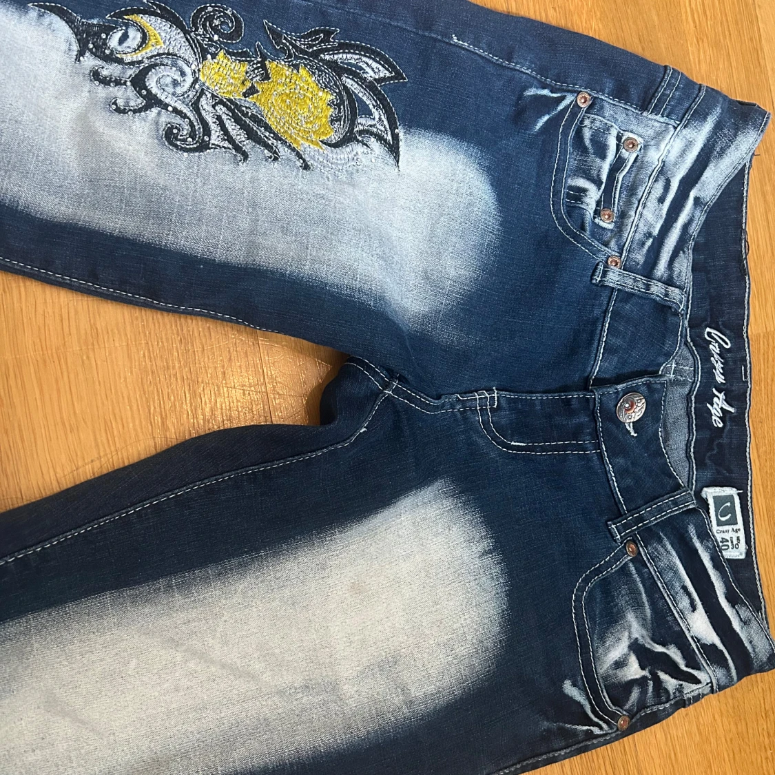 Blå jeansbyxor med broderad detalj från Crazy Age - 2