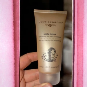 Grow Gorgeous Scalp Detox exfolierande behandling - Exfolierande pre-wash behandling för hårbotten från Grow Gorgeous. Kommer i en beige tub på 50 ml med guldiga detaljer och svart text. Perfekt för att rengöra och fräscha upp hårbotten innan schamponering.