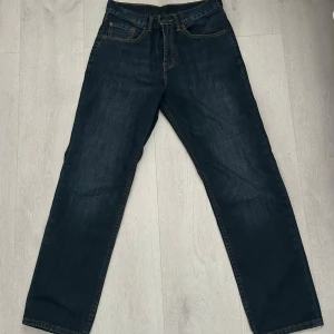 Levi's 504 mörkblå jeans - Aldrig använt köpte precis väldigt snyggt och sitter perfekt! 