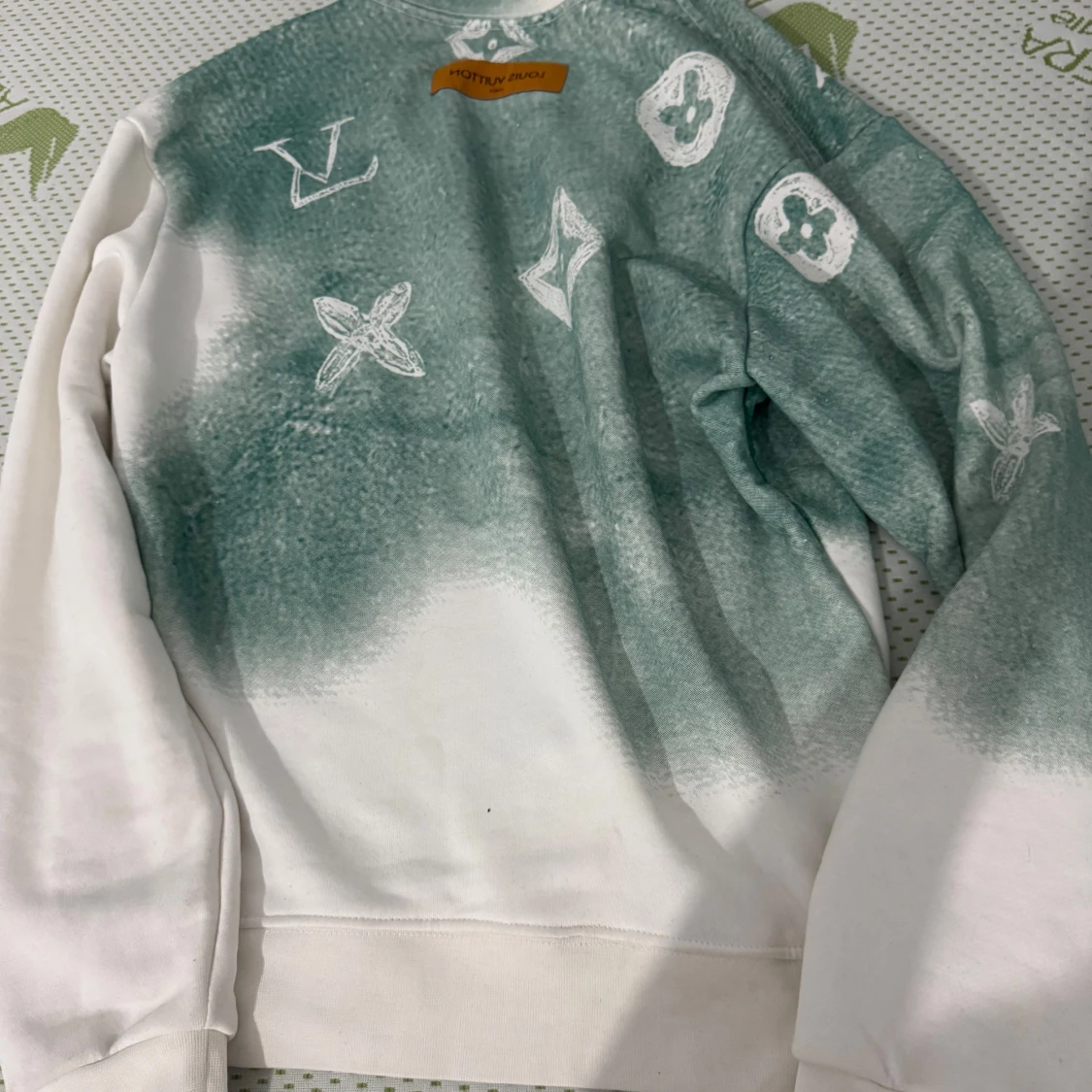 Vit och grön sweatshirt från Louis Vuitton - 1