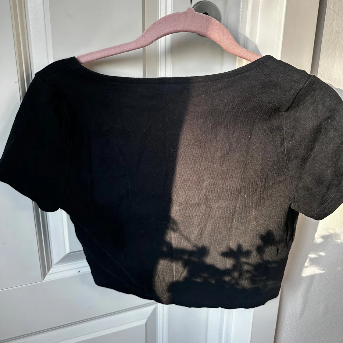 Svart croppad topp med snörning från H&M Divided - 1