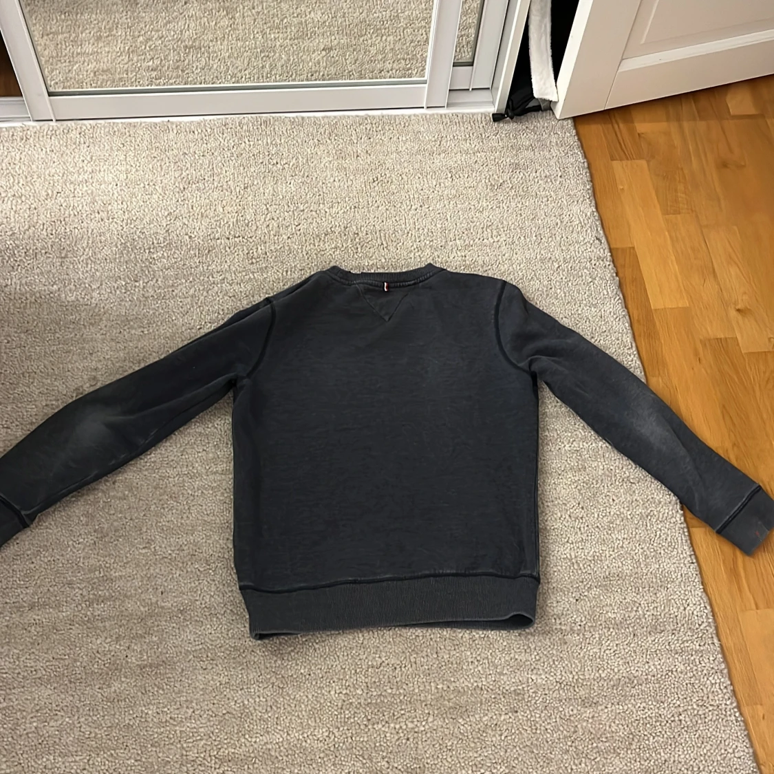 Mörkgrå sweatshirt från Tommy Hilfiger - 1
