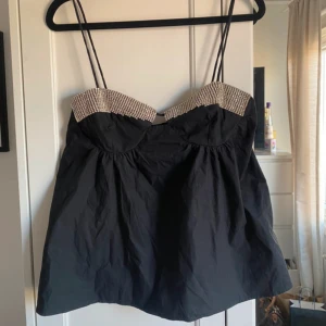 Svart glittrig linnetopp från Zara - Supersnygg svart linnetopp från Zara med tunna axelband och glittriga paljettdetaljer upptill. Perfekt till fest / sommar och utgång! Som ny <3