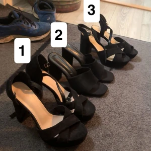 Svarta klackskor - Säljer tre par klackar som bara legat i en låda nu i ett par år. Alla är i storlek 37 och minns inte vart alla är ifrån. Men tänker att jag säljer varje par för 150🥰
