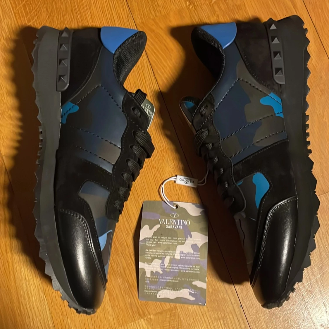 Valentino Garavani Rockrunners med unik blåsvart färg - 91