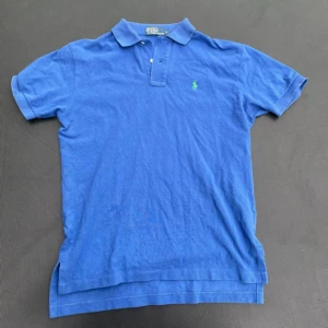 Ralph Lauren pike - Hej säljer denna blåa ralph Lauren piken i fint skick. Den är i storlek s men har ganska stor passform så den kan nog passa m med. Hör av dig vid frågor