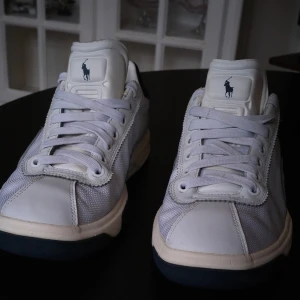 Gammla Polo Ralph Lauren sneakers. - Säljer ett par gammla vita Polo Ralph Lauren sneakers då jag inte vill ha de längre. De är i bra skick men det finns några veck på toeboxen som säkert försvinner om man går i dem lite. Storlek 41. Tveka inte att ställa frågor!