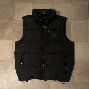 Svart Ralph Lauren Väst - Tjena! Säljer en Svart Ralph Lauren väst då den inte kommer till användning längre. Västen är i storlek M och är i bra skick. Hör av dig om du har frågor👍