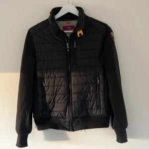 Parajumpers cardigan - Säljer en sjysst cardigan från parajumper i riktigt bra skick förutom att den är lite solblekt i muddarna, armarna samt kragen, annars i gott skick! Kom pm vid frågor😊
