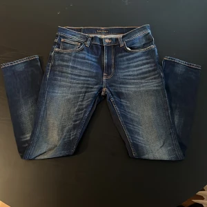 Lean Dean Nudie jeans - Säljer dessa nudie jeans i modellen Lean Dean, jeansen är i fint skick och är i storlek W32/L32