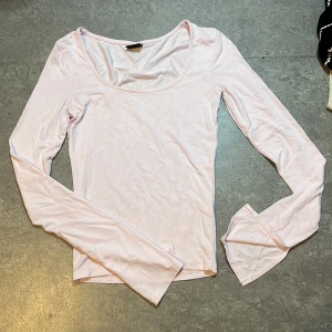 Ljusrosa långärmad topp från Gina Tricot - Säljer en ljusrosa långärmad topp från Gina Tricot. Toppen har en rundad urringning och är tillverkad i ett mjukt, tunt material som passar perfekt till vardags. Enkel och stilren design som är lätt att matcha med olika outfits.