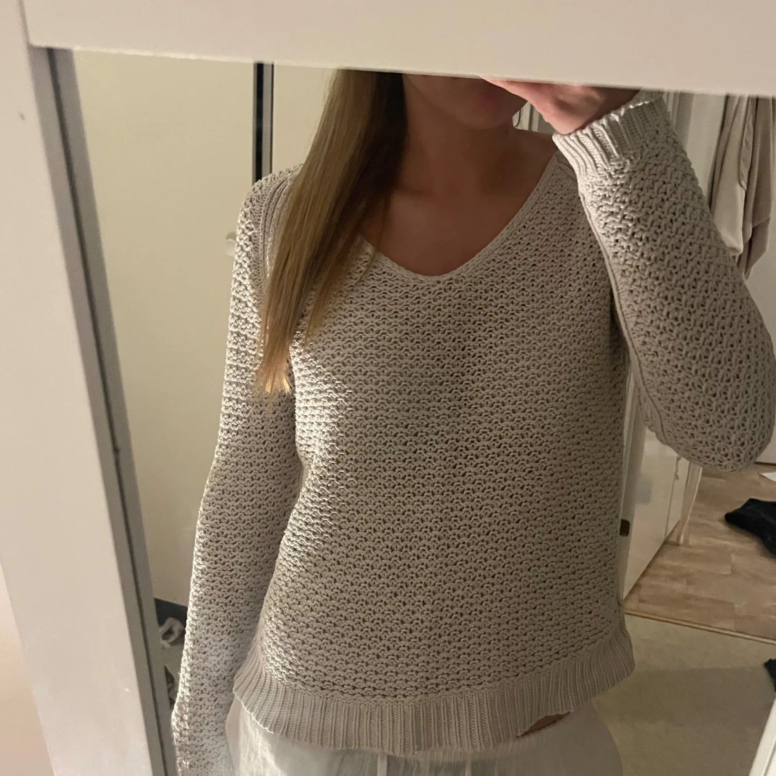 Beige stickad tröja med v-ringning