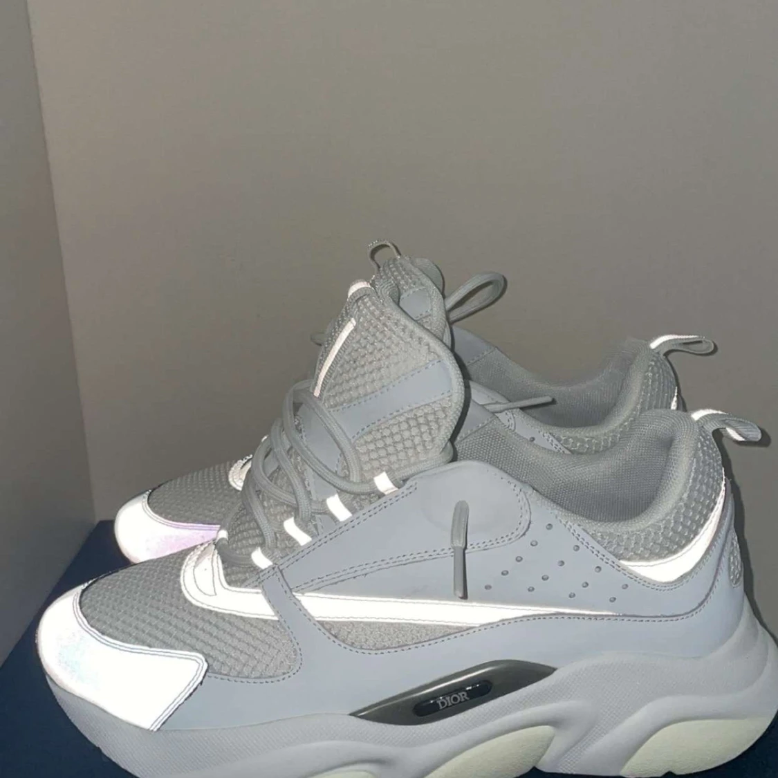 Vita och grå Dior sneakers