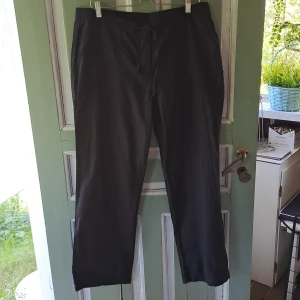 Svarta linnebyxor med rak passform - Säljer ett par svarta linnebyxor med normal passform och raka ben. Byxorna har dragsko i midjan för justerbar passform och är perfekta för varmare dagar.