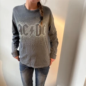 Tröja med paljetter - Såå fin och eftertraktad tröja med paljetter! Heeelt slutsåld på Zara! 💓💓 