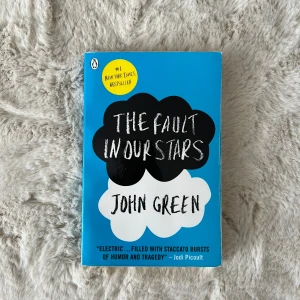 The Fault in Our Stars - En modern klassiker! En gripande och humoristisk roman om livet, kärlek och att hitta mening även när allt känns hopplöst. Perfekt för dig som gillar starka känslor och oförglömliga karaktärer.