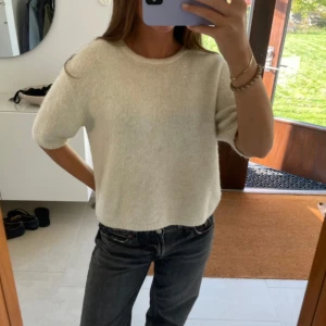 Stickad tröja  - Kortärmad stickad tröja från Lindex som är så fin till hösten! Storlek xs men oversized. 