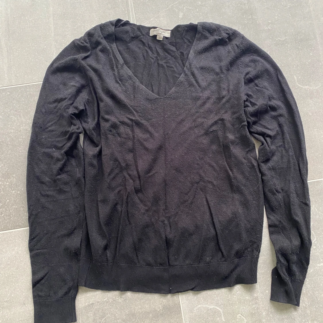 Svart v-ringad tröja