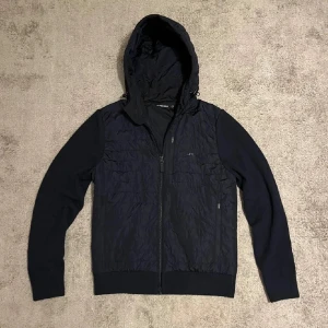 J.Lindeberg Cardigan - En fet Cardigan från J.Lindeberg i färgen blå. Storlek S. Passar dig som är ungefär 170-182 cm. Inga skador (fläckar, hål eller liknande). Den är i ny skick. Hör av dig vid frågor eller funderingar// elegance.