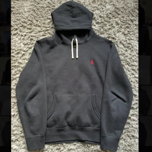 Ralph Lauren Hoodie Svart - Säljer denna stilrena Ralph Lauren hoodie, perfekt inför våren eller lite kallare sommardagar. Den är Storlek M men sitter som en S/M. Nypris 2100kr. Mitt pris 1199kr. Tveka inte på att höra av dig vid minsta fundering.