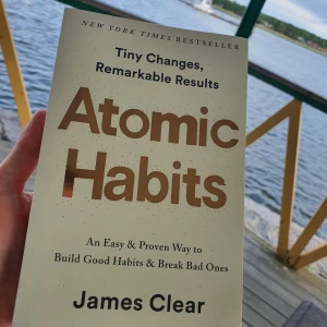 Atomic Habits By James Clear - Atomic Habits är en populär bok som visar hur små förändringar kan ge stora resultat. Perfekt för dig som vill skapa bättre vanor och bryta dåliga mönster. Inspirerande och lättläst för unga vuxna som vill utvecklas och nå sina mål."Atomic Habits by James Clear – One of the most popular and practical self-help books for building good habits and breaking bad ones. Clear, actionable advice backed by science, perfect for anyone looking to improve their daily routine, productivity, and mindset.