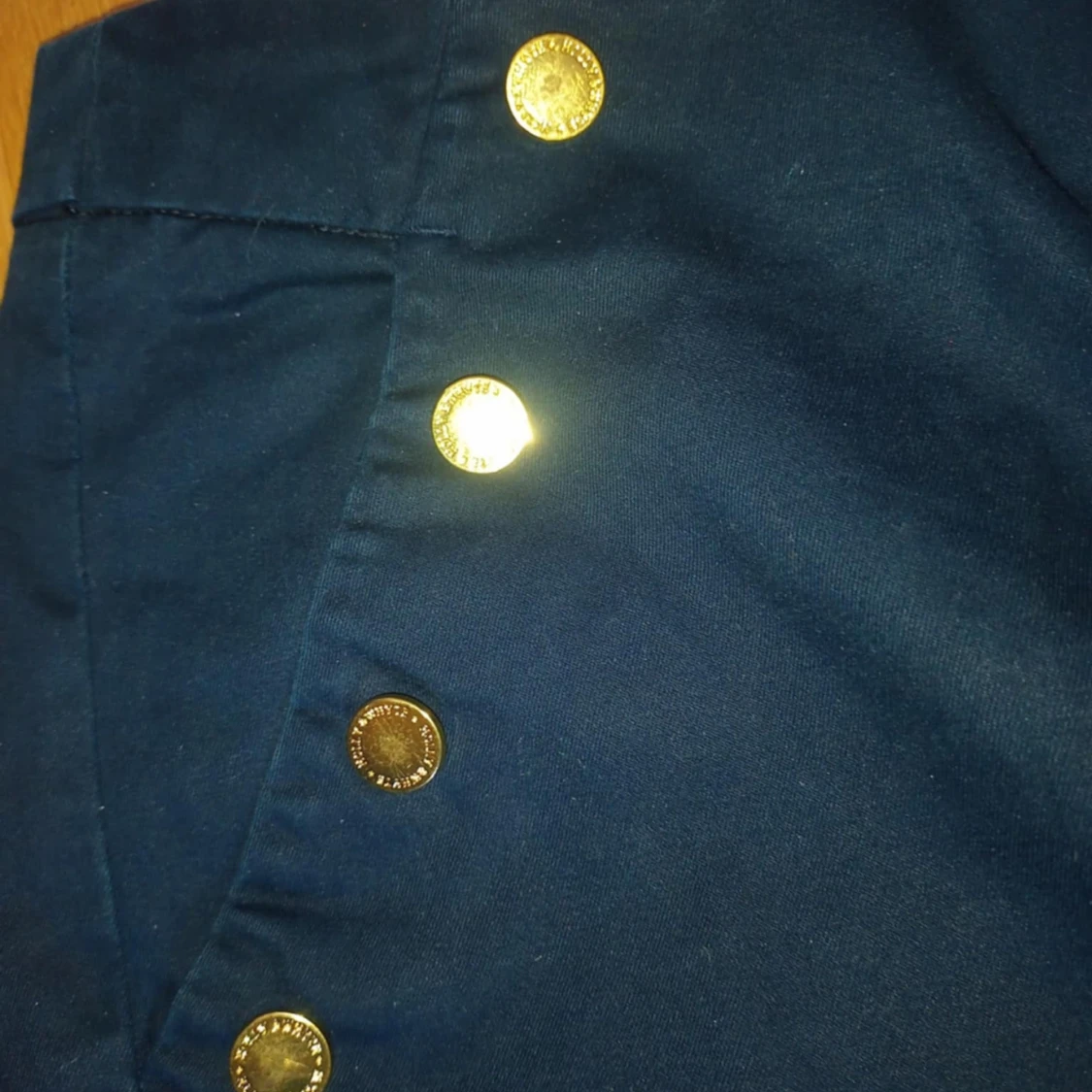 Marinblå byxor med guldknappar från Holly & Whyte - 2